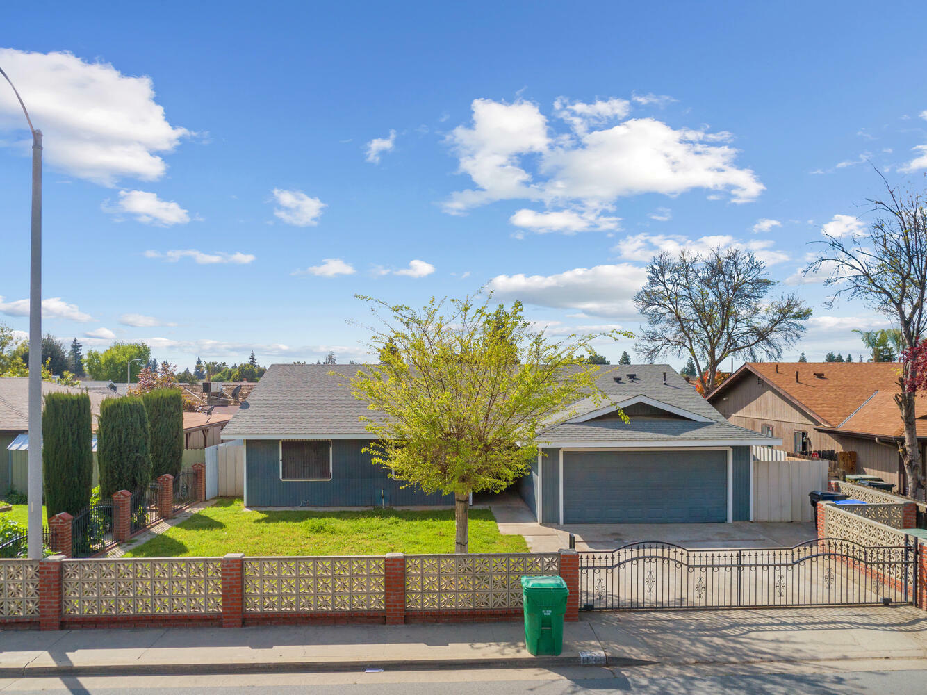 Property Photo:  1135 N Prospect Street  CA 93257 