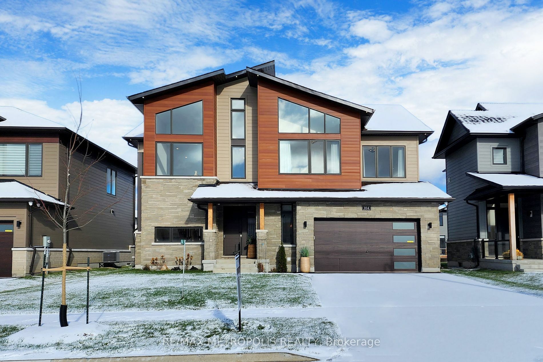 Property Photo:  104 Stoneleigh Dr  ON L9Y 0V1 