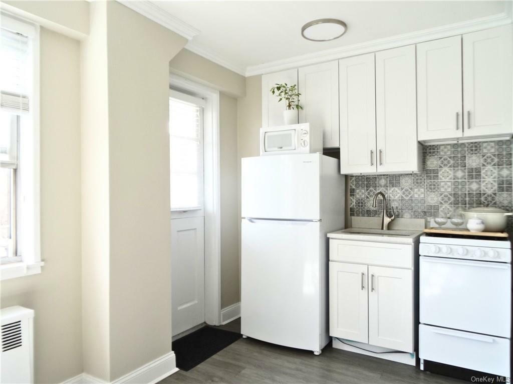 Property Photo:  385 McLean Avenue 6A  NY 10705 