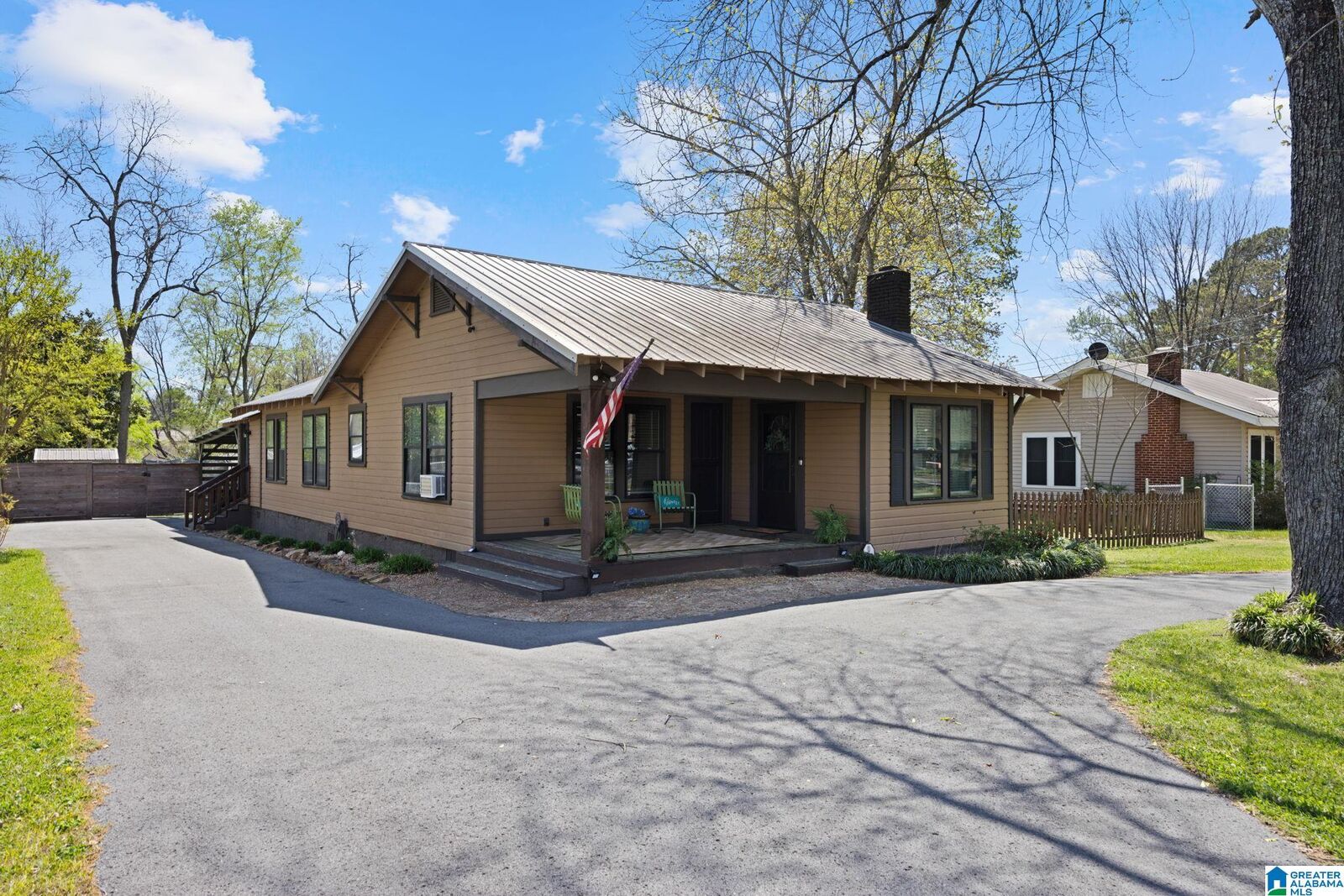 Property Photo:  1112 SW 1st Street  AL 35055 