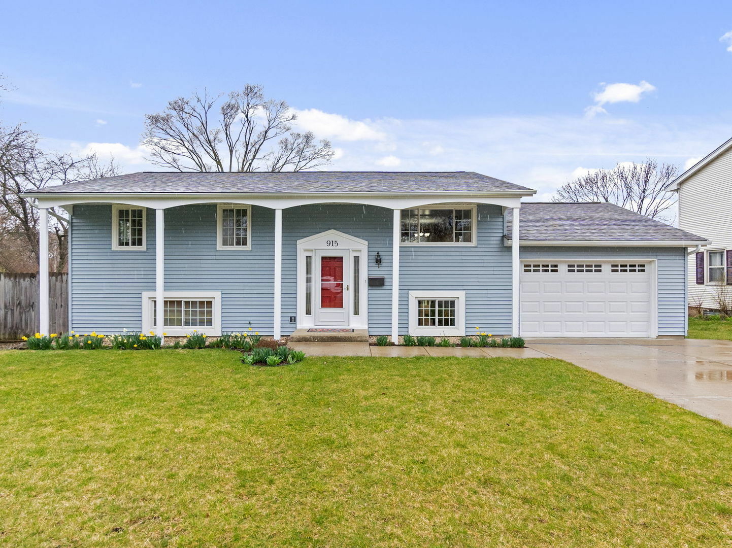 Property Photo:  915 S 10th Avenue  IL 60174 