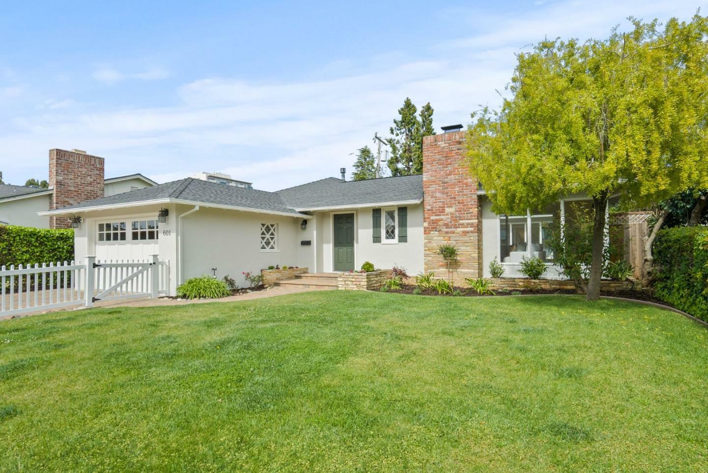 Property Photo:  601 Maple Street  CA 94402 