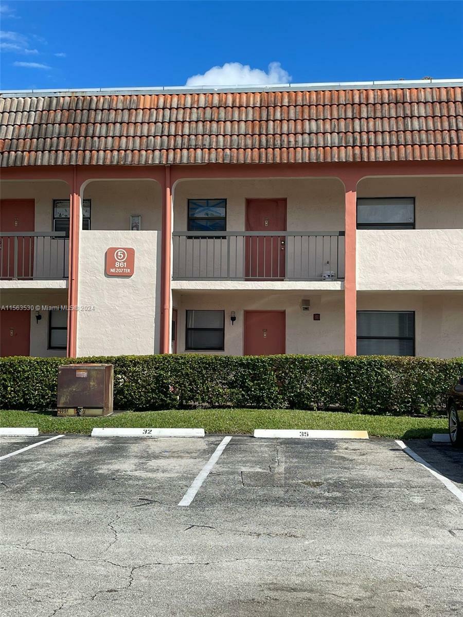 Property Photo: 861 NE 207th Ter 5-104 FL 33179