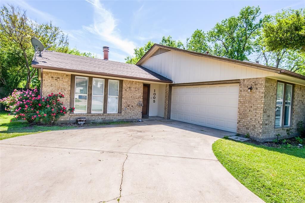 Property Photo:  1005 Savannah Drive  TX 75119 