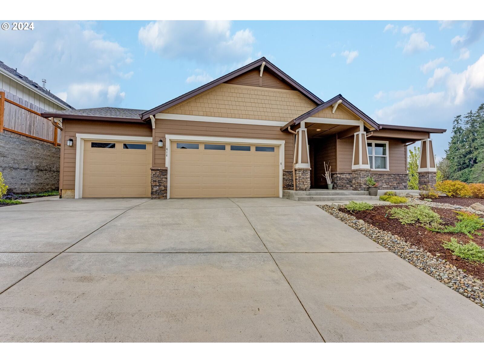 Property Photo:  614 W 8th St  WA 98629 