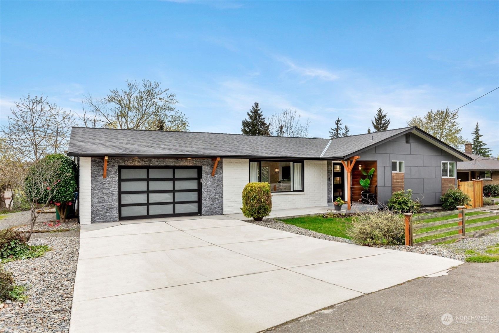 Property Photo:  1717 Lake Avenue S  WA 98055 