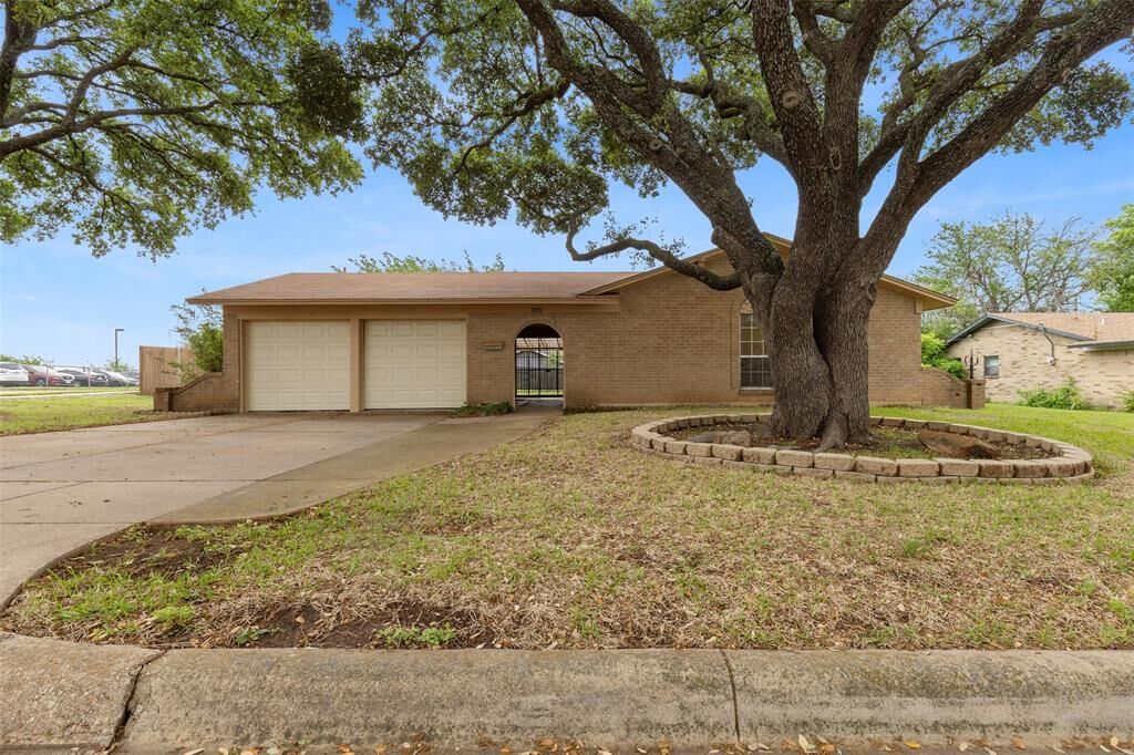 Property Photo: 2901 Choctaw Trail TX 76116