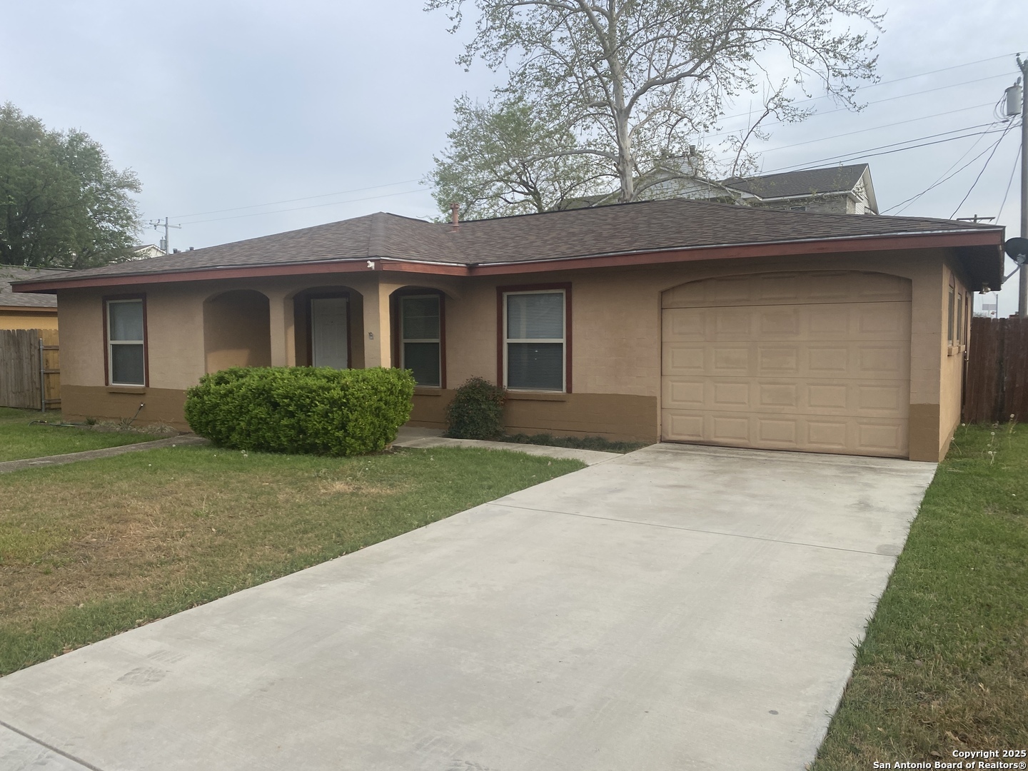 Property Photo: 1403 Canary Ln TX 78155