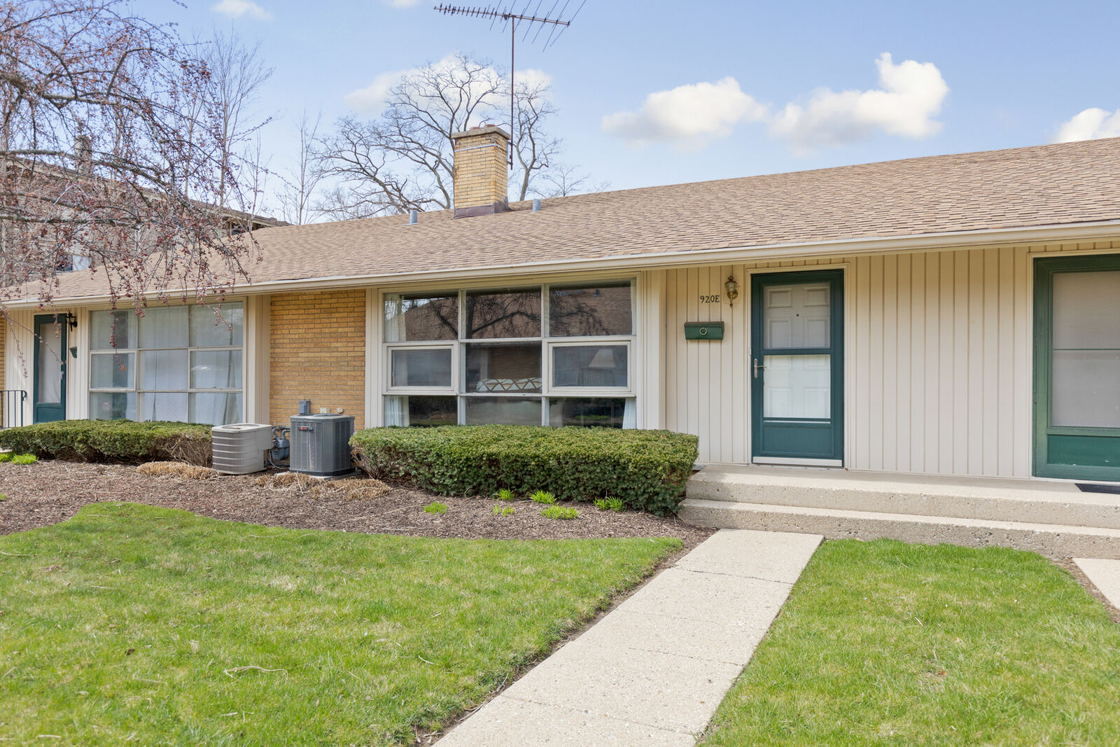 Property Photo: 920 N Milwaukee Avenue IL 60048