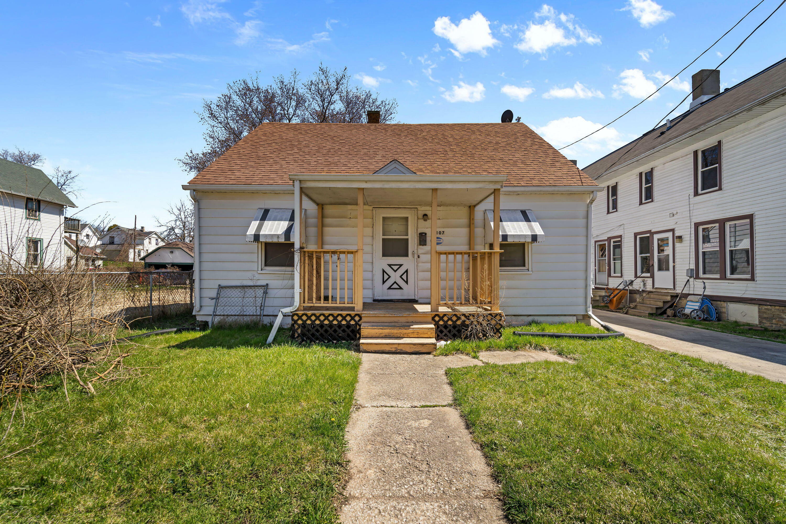 Property Photo:  1107 Marquette St  WI 53404 
