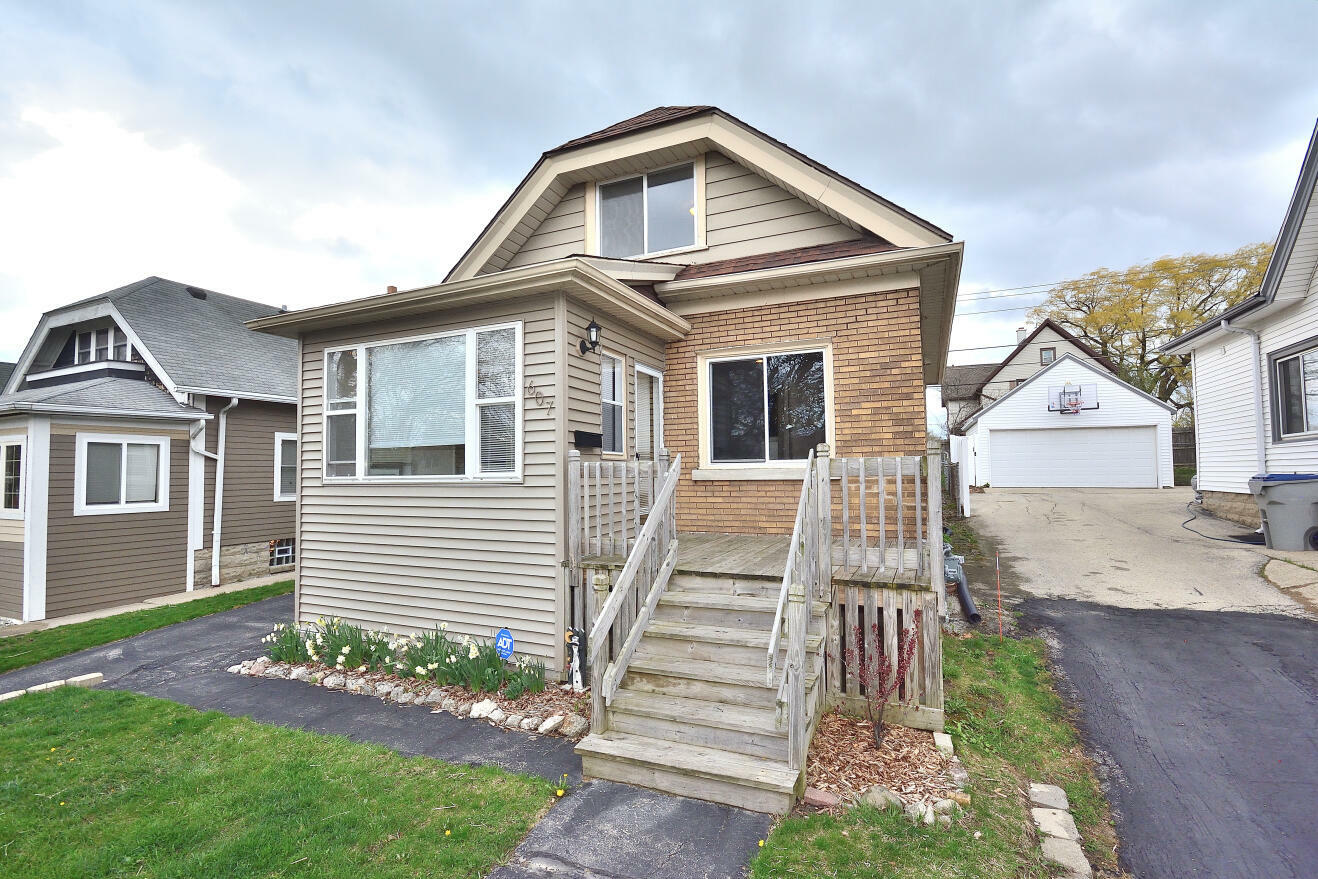 Property Photo: 607 S Oak Park Ct WI 53214