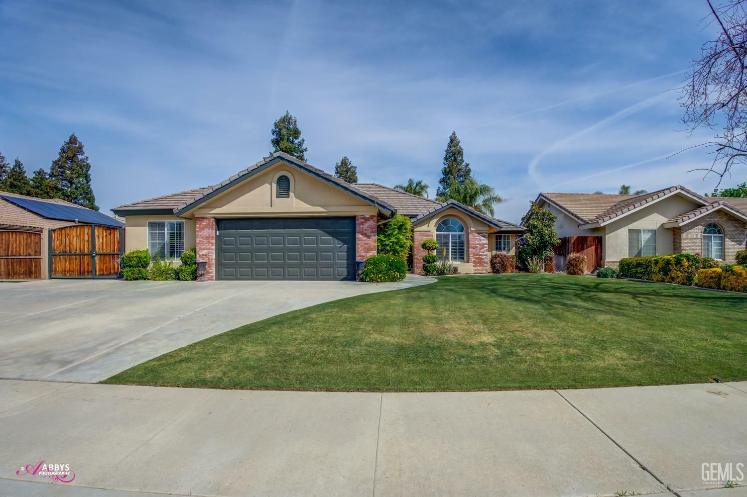 Property Photo:  9110 Oak Hills Avenue  CA 93312 