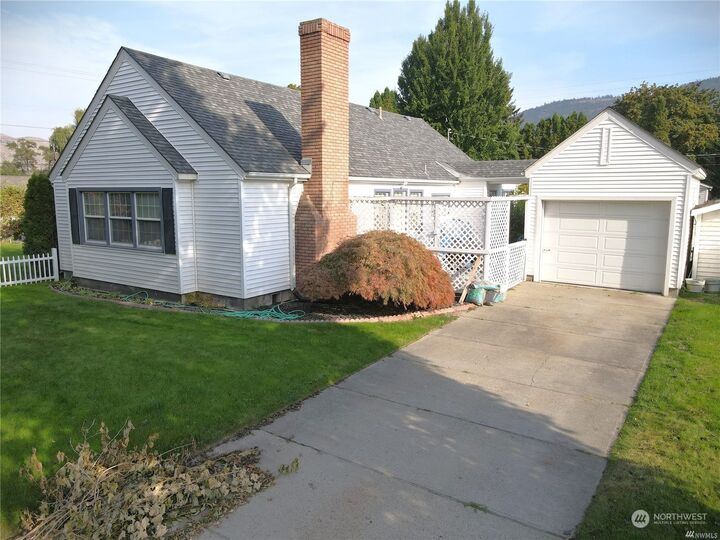 Property Photo:  420 Central Avenue  WA 98844 