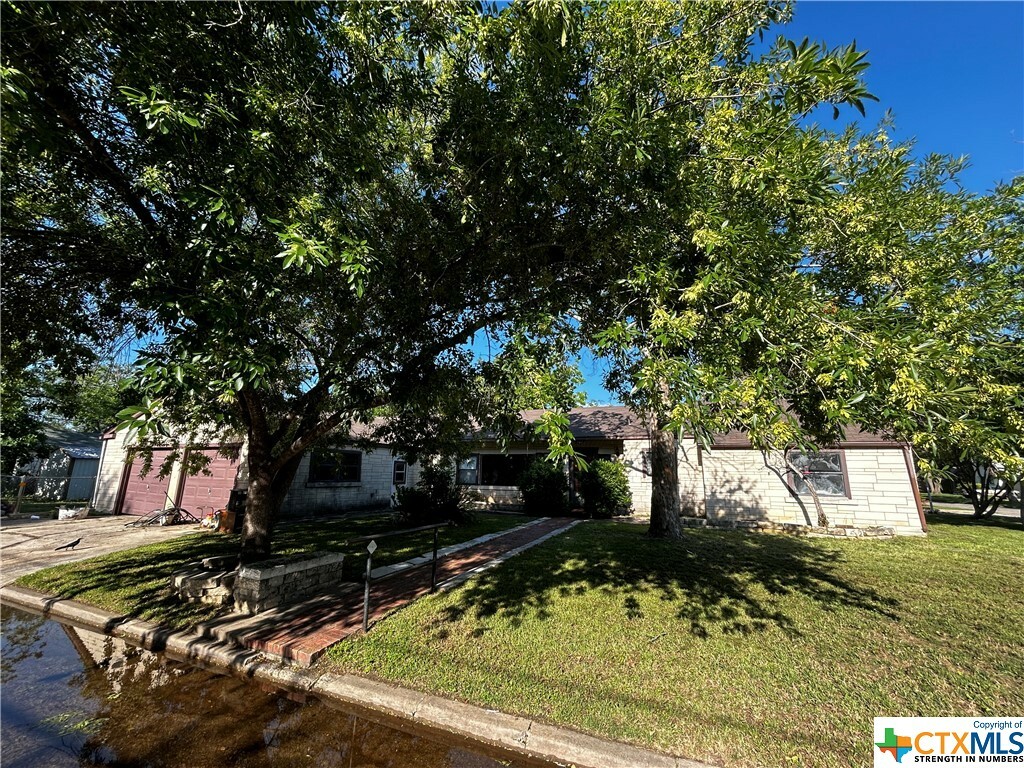 Property Photo:  903 N Cherry Street  TX 78155 