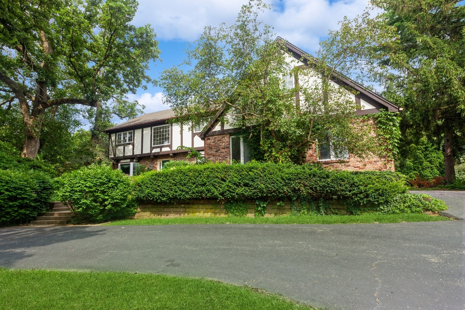 Property Photo: 1608 Hedg Court IL 60565