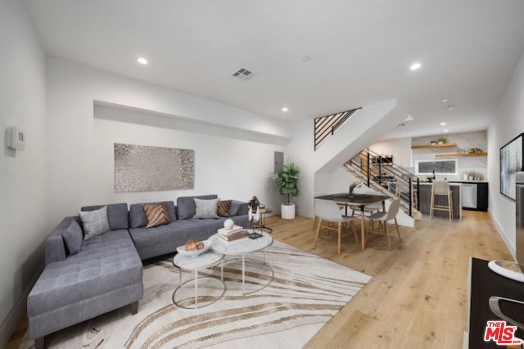 Property Photo:  6201  La Mirada Ave 6  CA 90038 