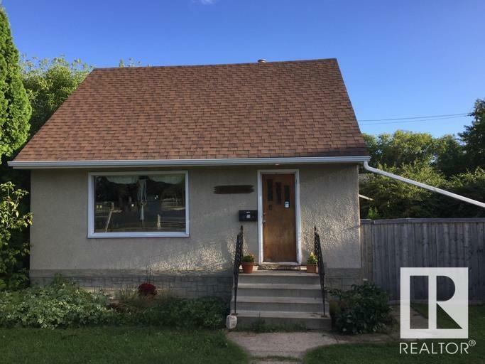 Photo de la propriété:  8931 95 Avenue NW  AB T6C 1Z2 