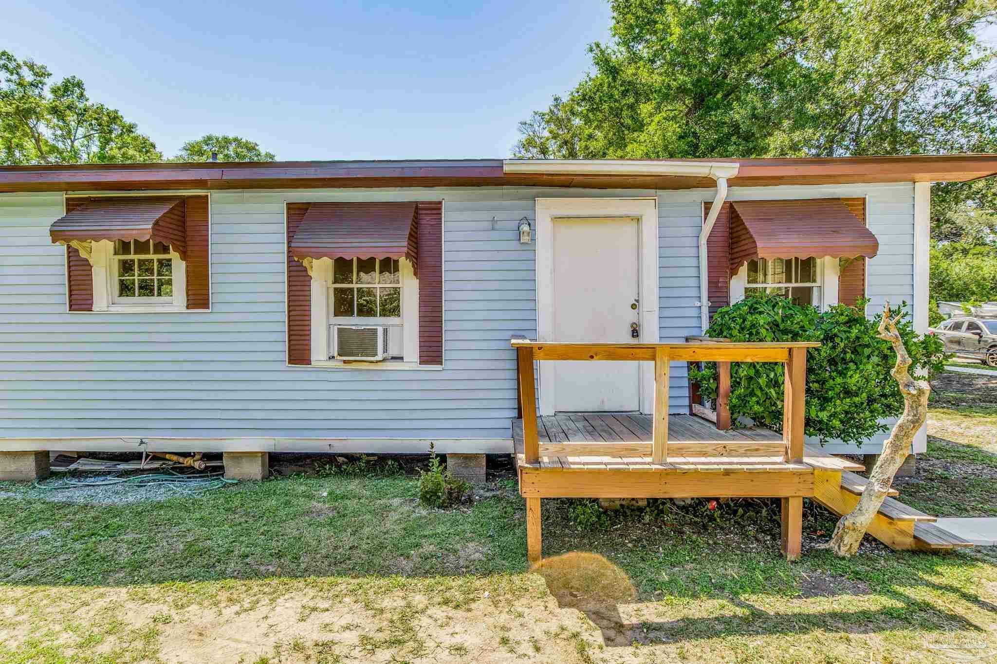 Property Photo: 2305 W Mallory St FL 32505