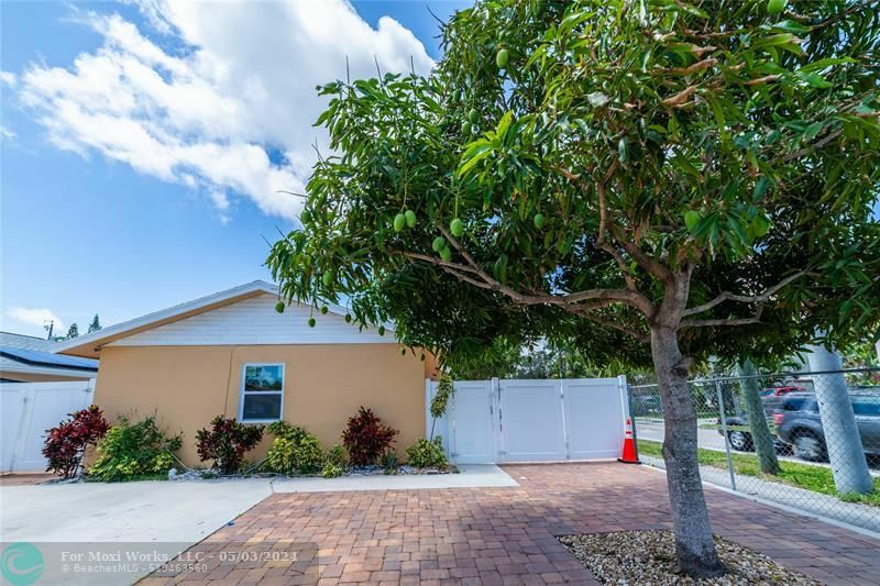 Property Photo:  340 Sterling Ave  FL 33444 