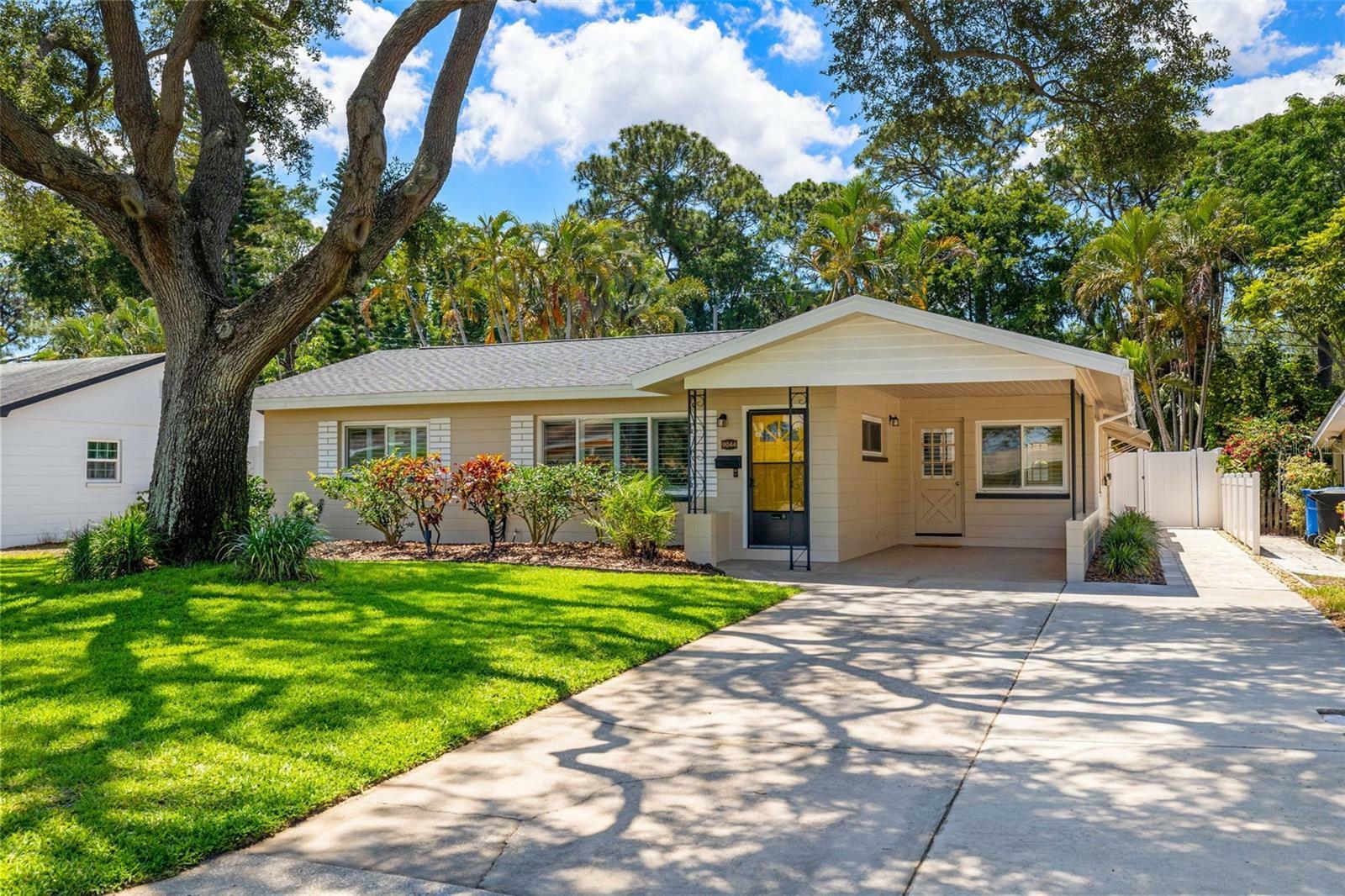 Property Photo: 9044 Bay St NE FL 33702