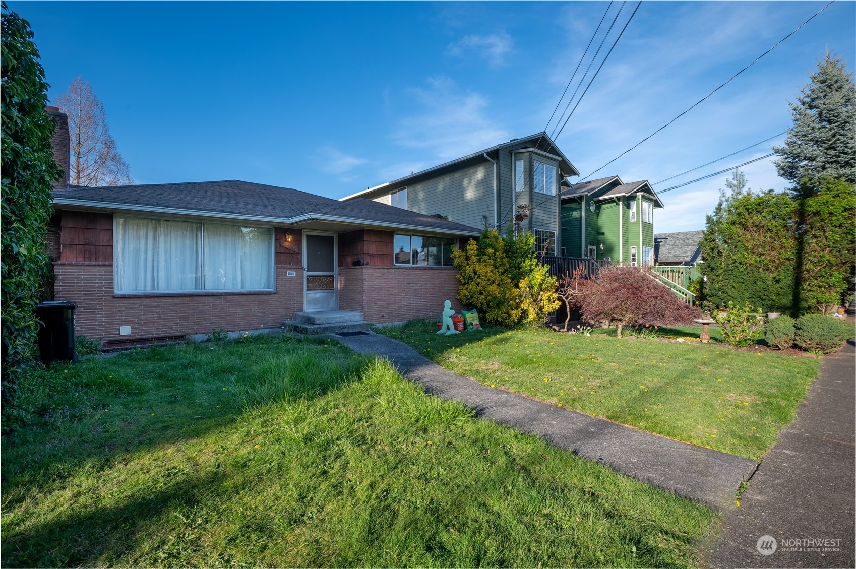 Property Photo:  5226 S Mayflower St  WA 98118 