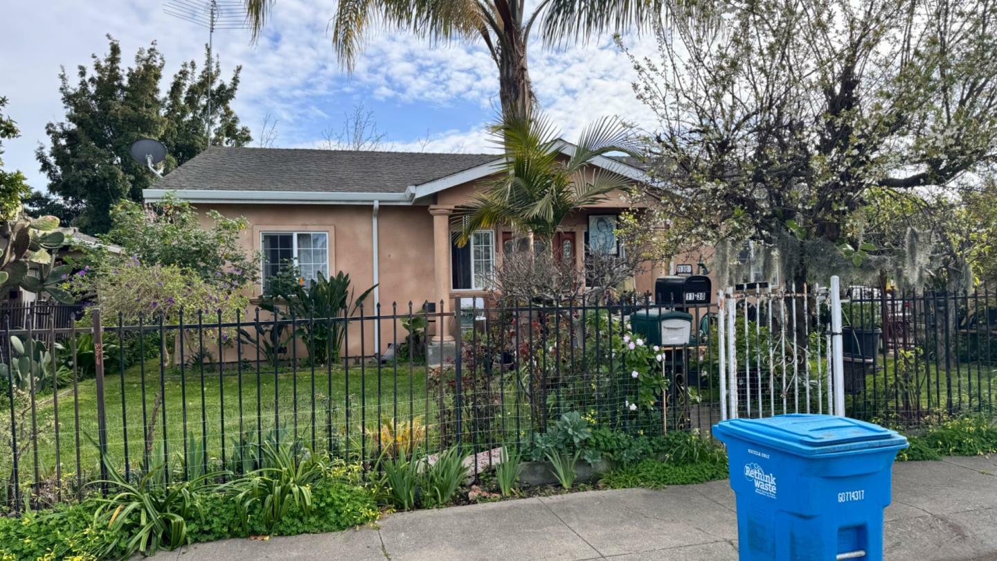 Property Photo:  1130 Cypress Street  CA 94303 