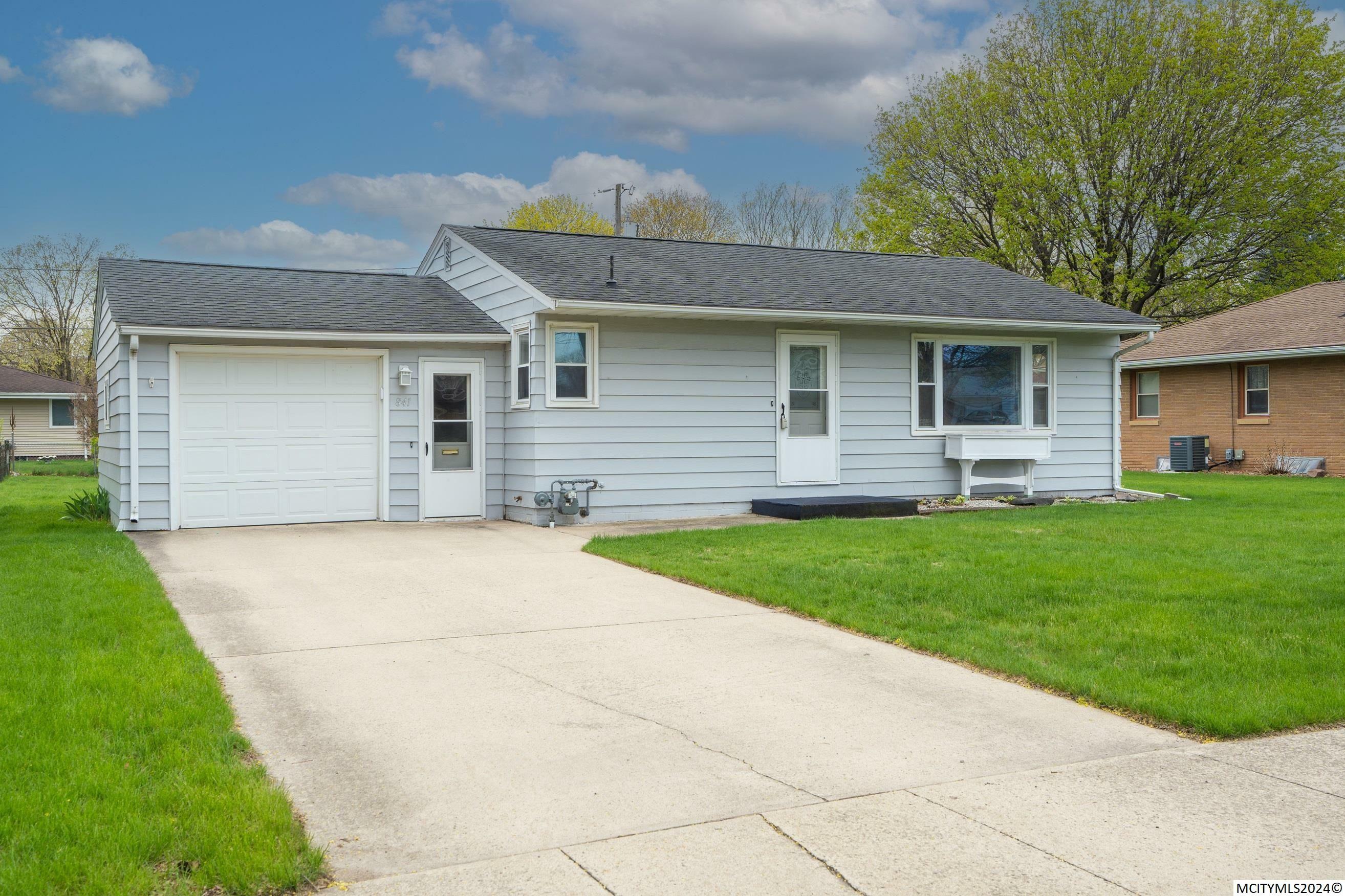 Property Photo:  841 6th SE  IA 50401 