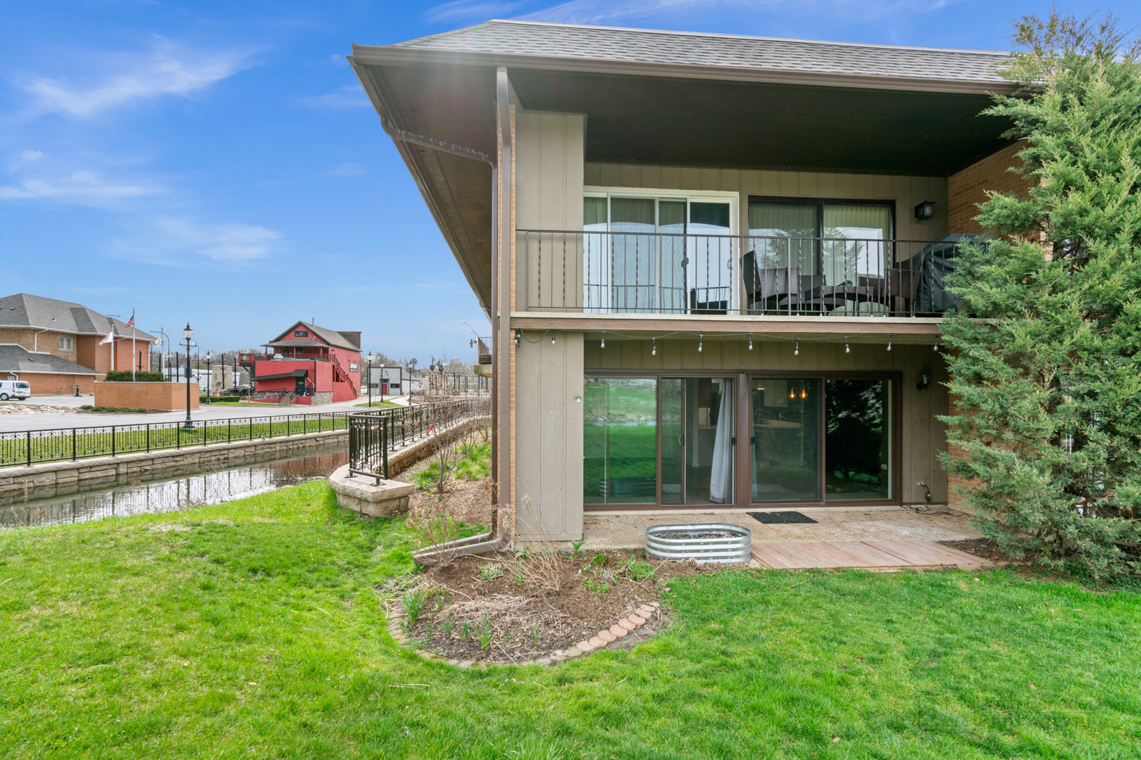 Property Photo: 100 S Main Street 13 IL 60102