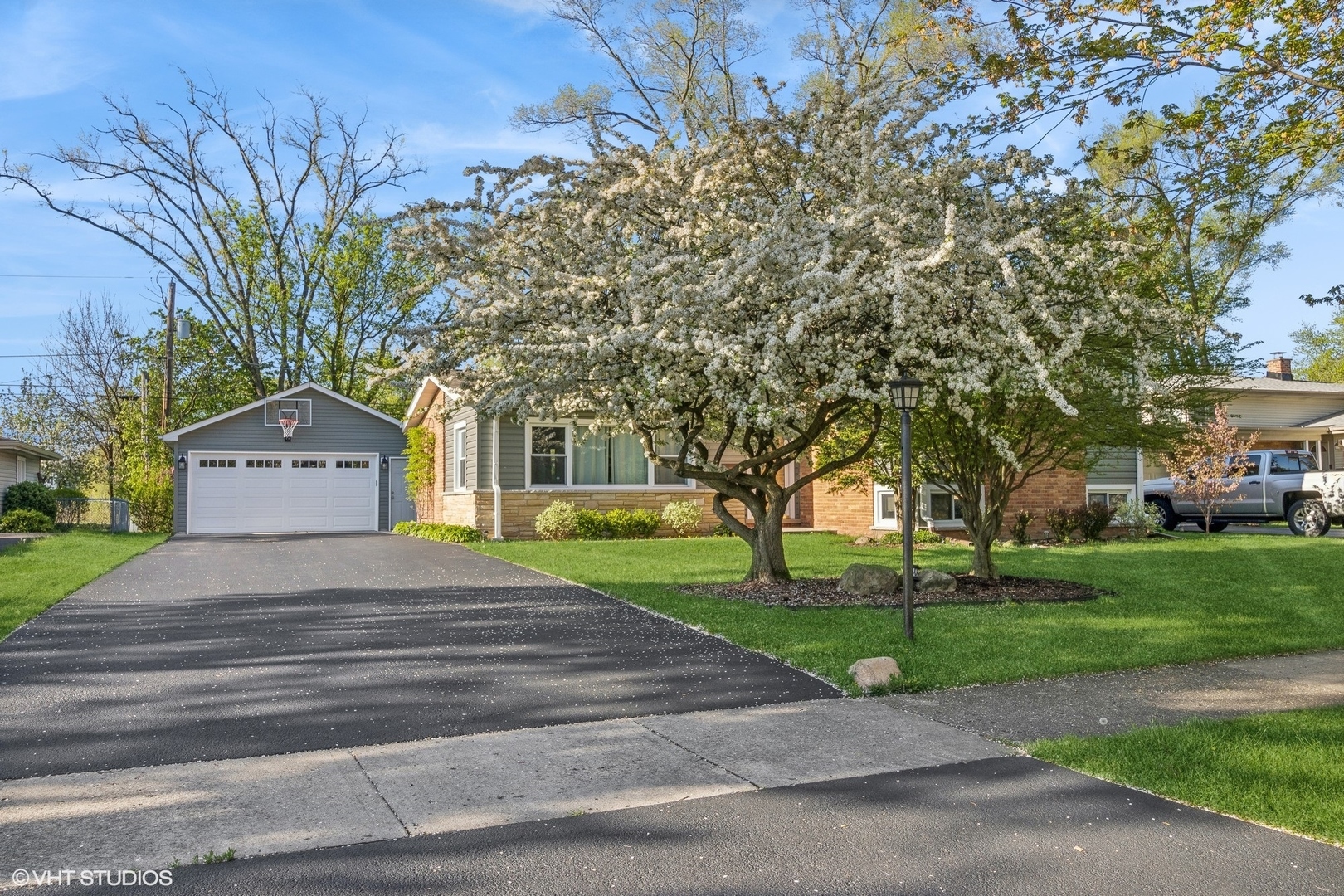 Property Photo:  335 W Cheryl Lane  IL 60067 