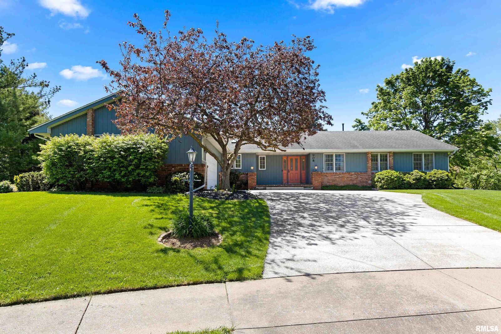 Property Photo:  908 W Baybrook Court  IL 61615