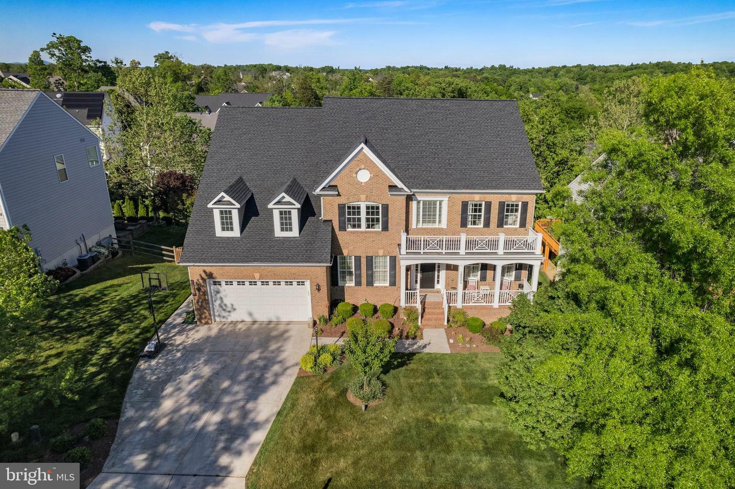Property Photo: 18992 Castleguard Court VA 20176