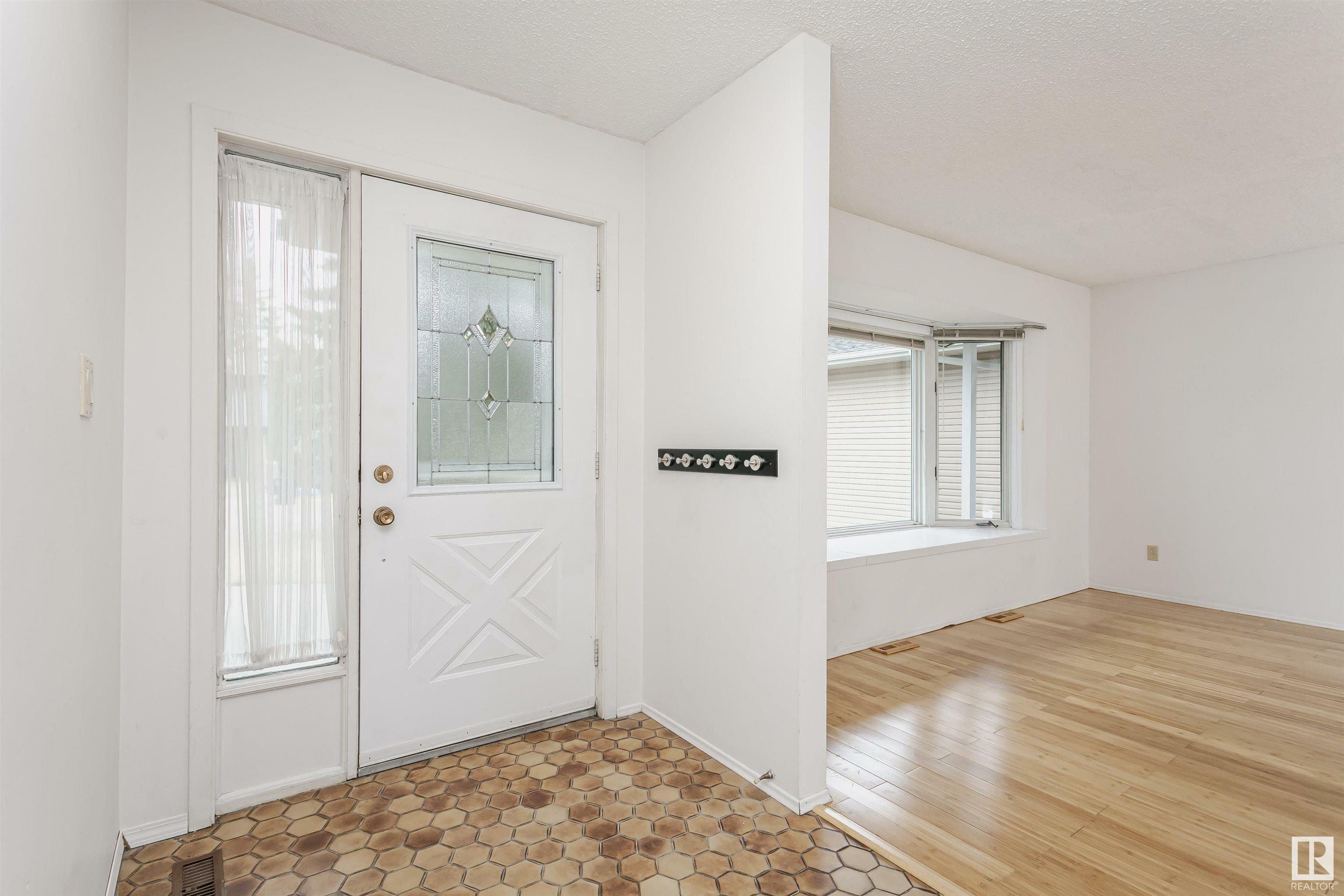 Property Photo:  279 Gariepy Crescent NW  AB T6M 1G3 