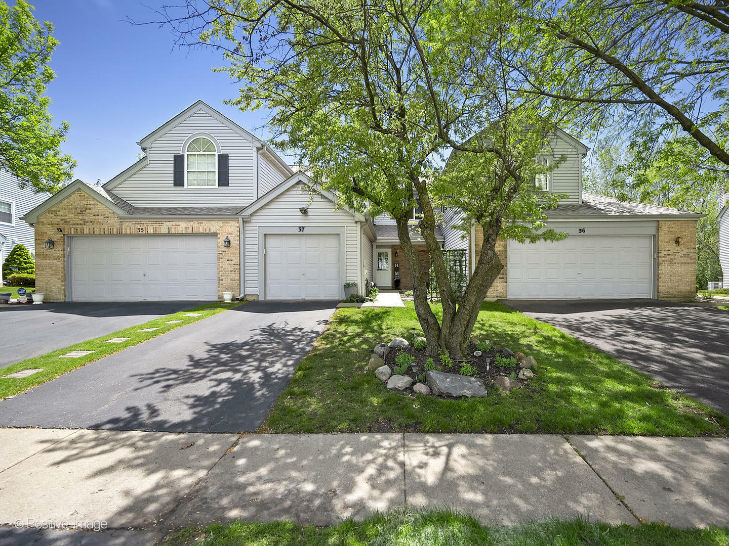 Property Photo: 37 King Drive IL 60107