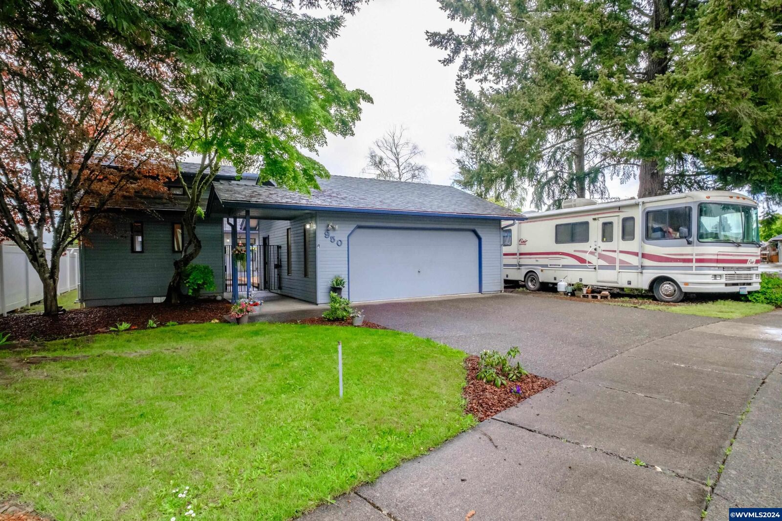 Property Photo: 950 S 9th St OR 97355