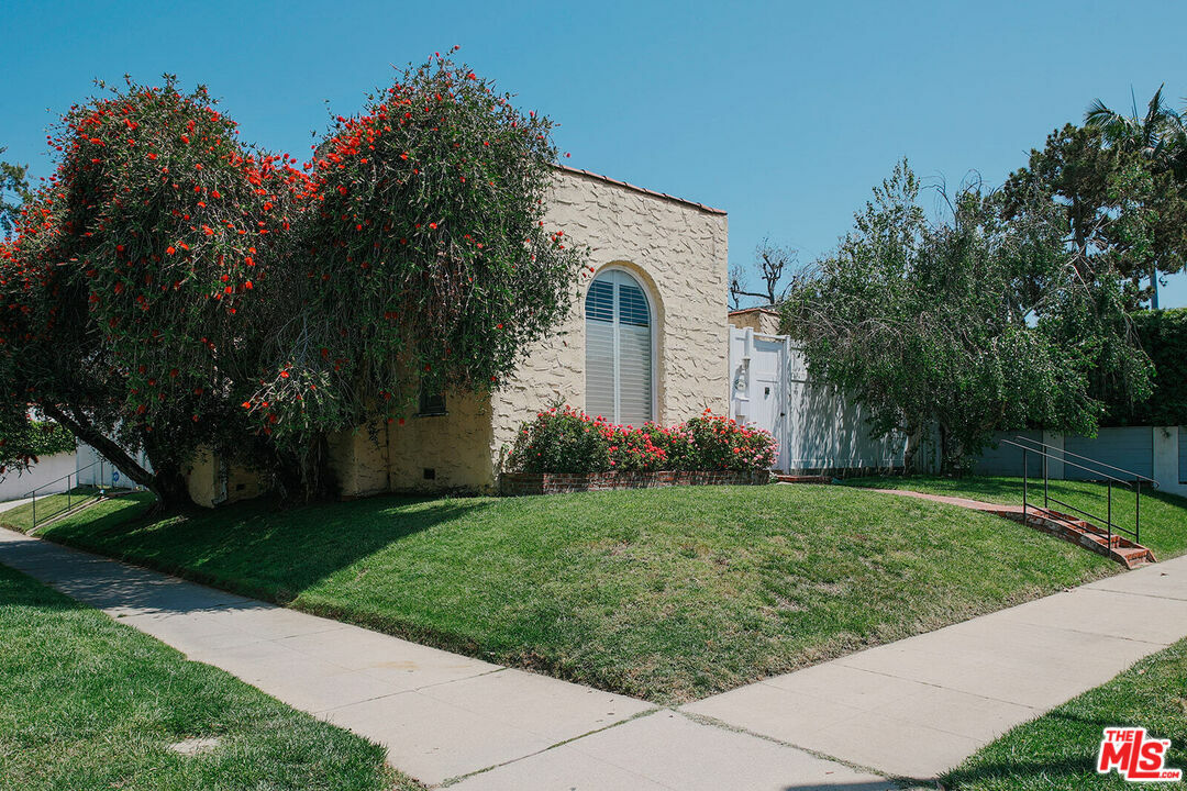 Property Photo:  104  S Almont Dr  CA 90048 