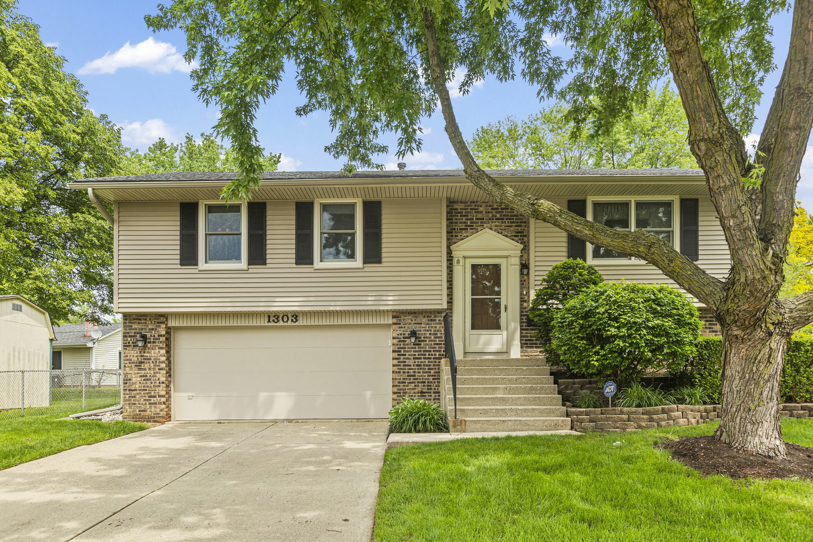 Property Photo:  1303 S Park Avenue  IL 60107 