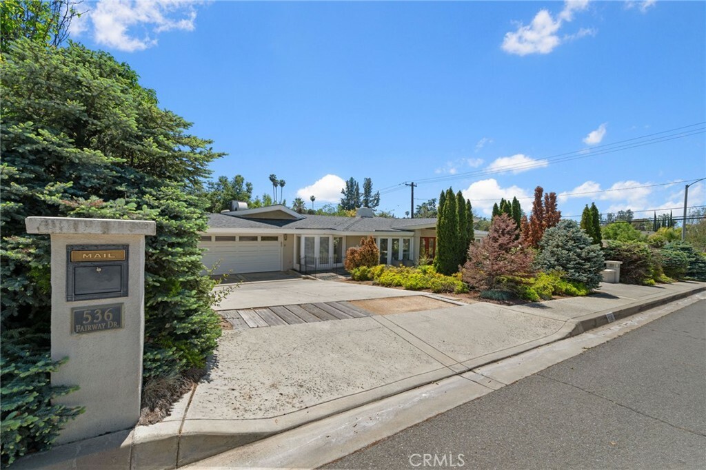 Property Photo: 536 Fairway Drive CA 92373