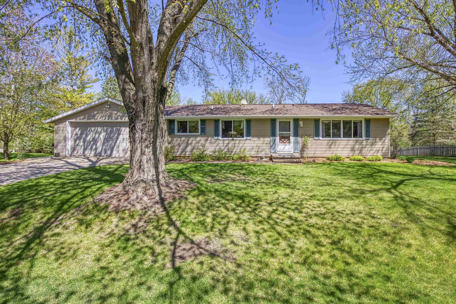Property Photo:  W14339 Brookwood Court  WI 54971-9533 