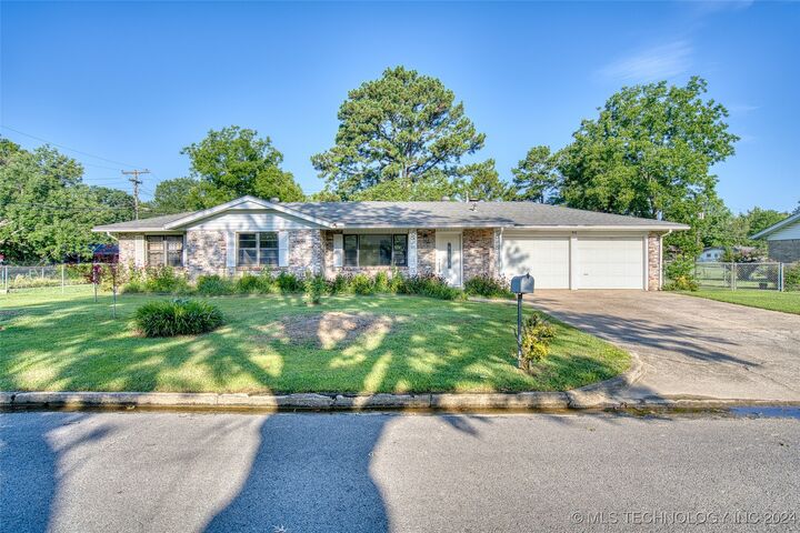 415 S Cherry St  Sallisaw OK 74955 photo