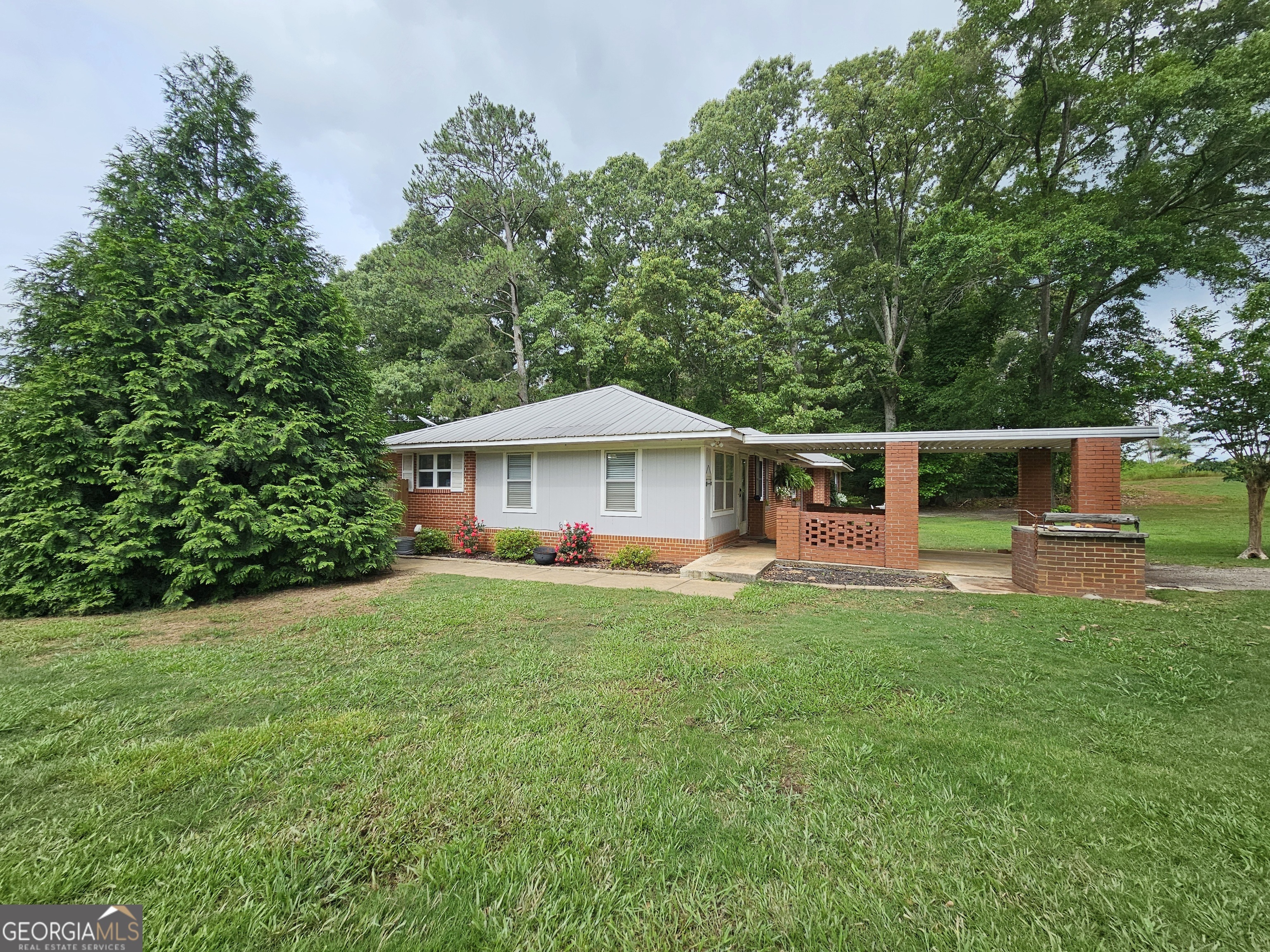 Property Photo: 1202 County Rd 103 AL 36280