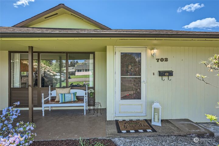 Property Photo:  702 5th Avenue SE  WA 98372 