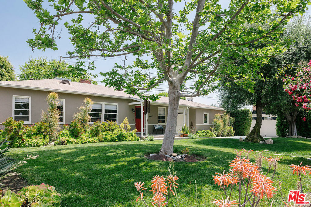 Property Photo:  1104 N Beachwood Drive  CA 91506 