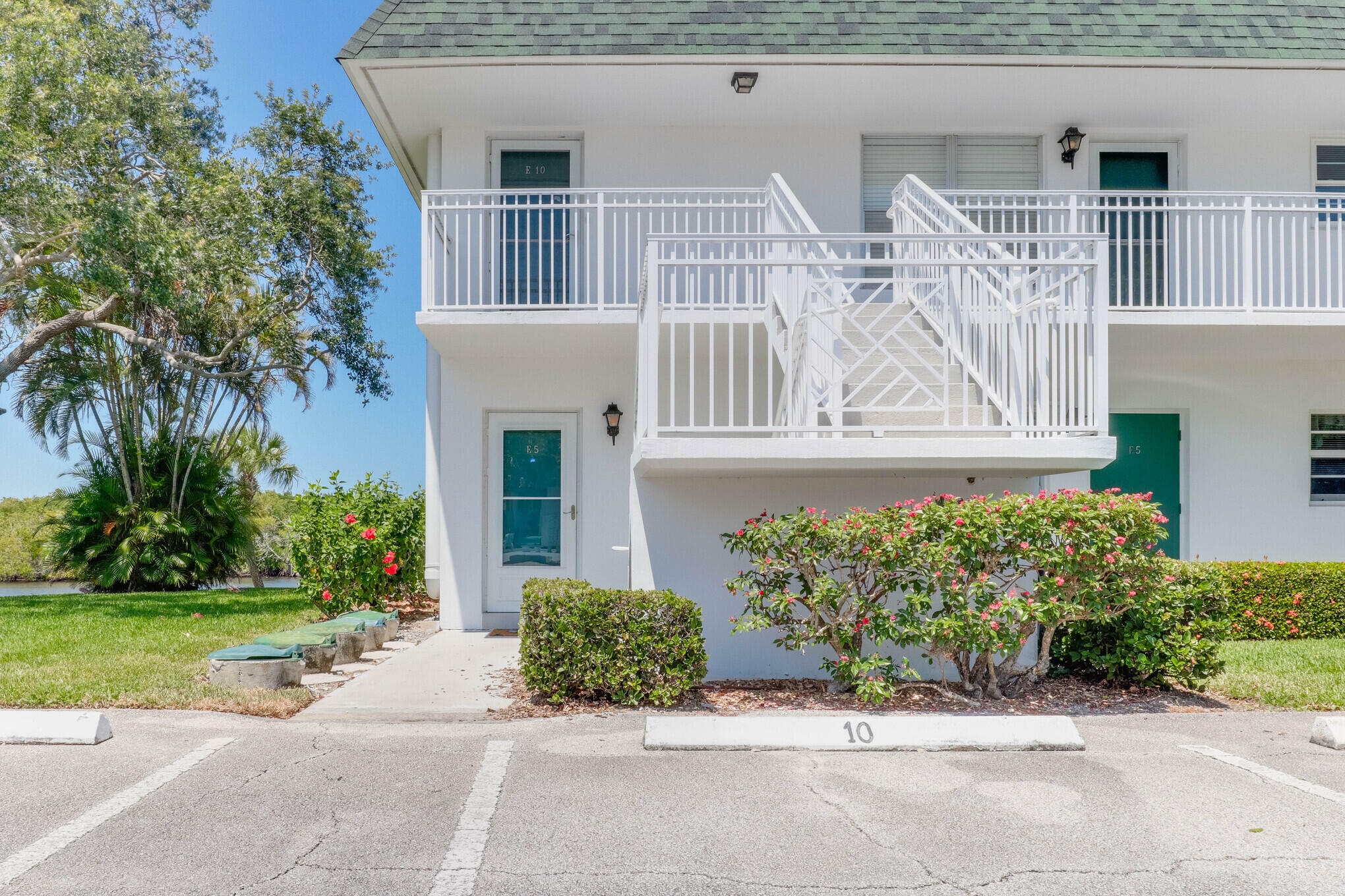 Property Photo:  2800 Indian River Boulevard E5  FL 32960 