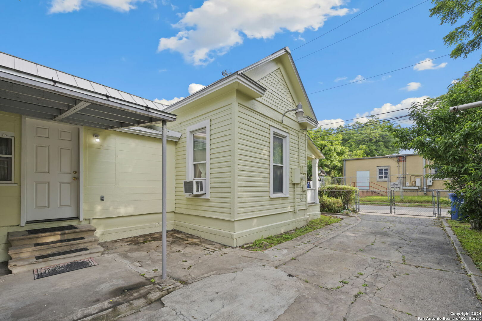 Property Photo:  1020 W Poplar St  TX 78212 