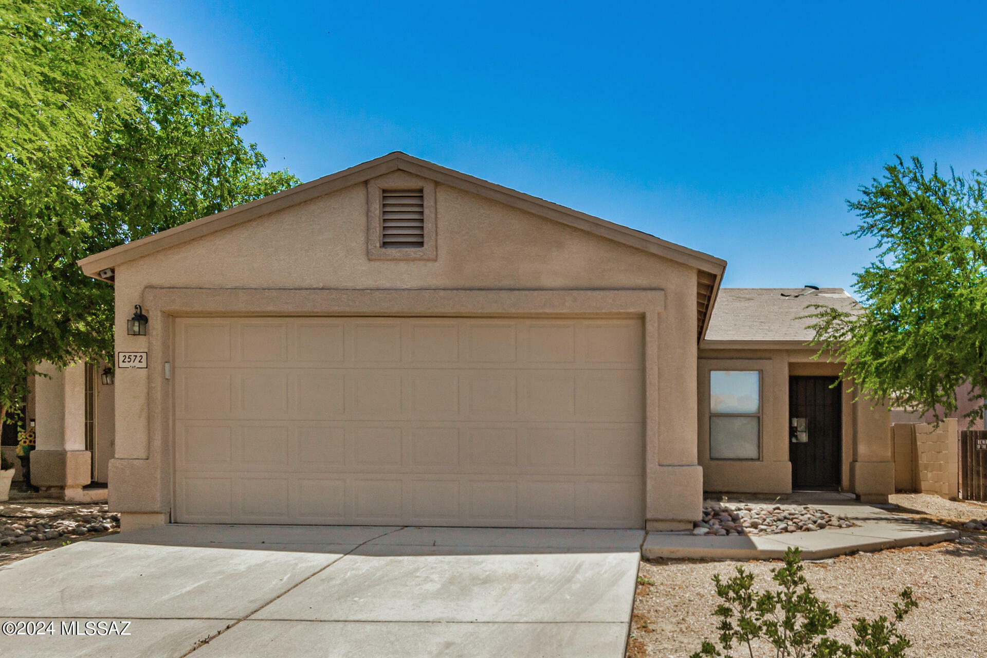 Property Photo:  2572 E Knightsbridge Drive  AZ 85706 