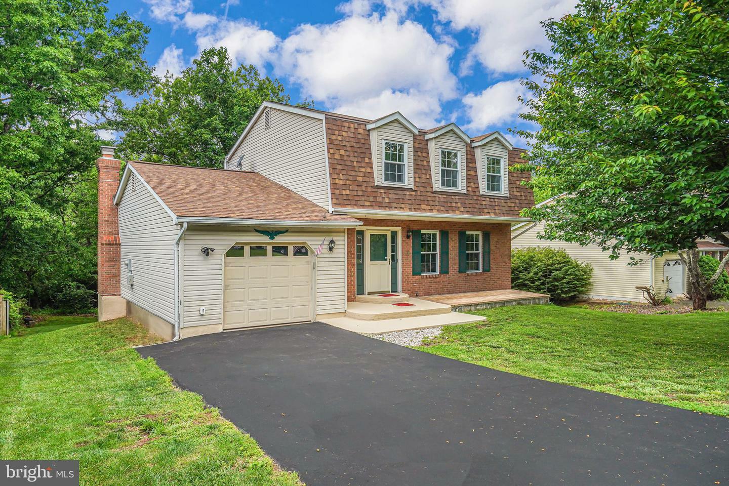 Property Photo: 8748 Country Ln VA 20110