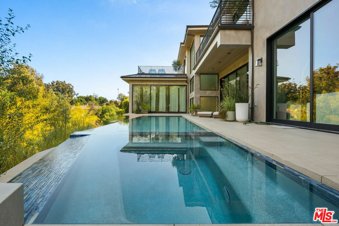Property Photo: 724 Hampden Pl CA 90272