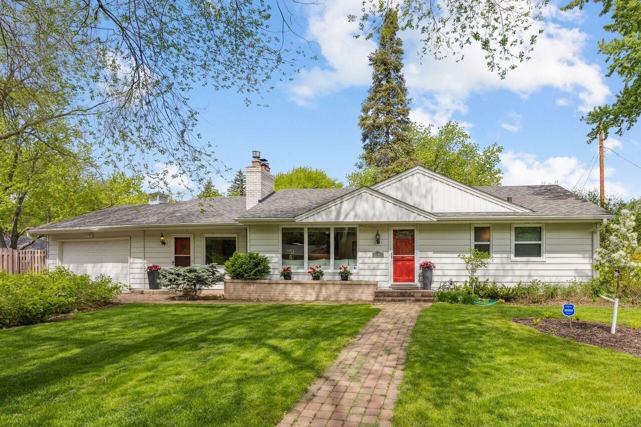 Property Photo: 1601 Constance Drive E MN 55422