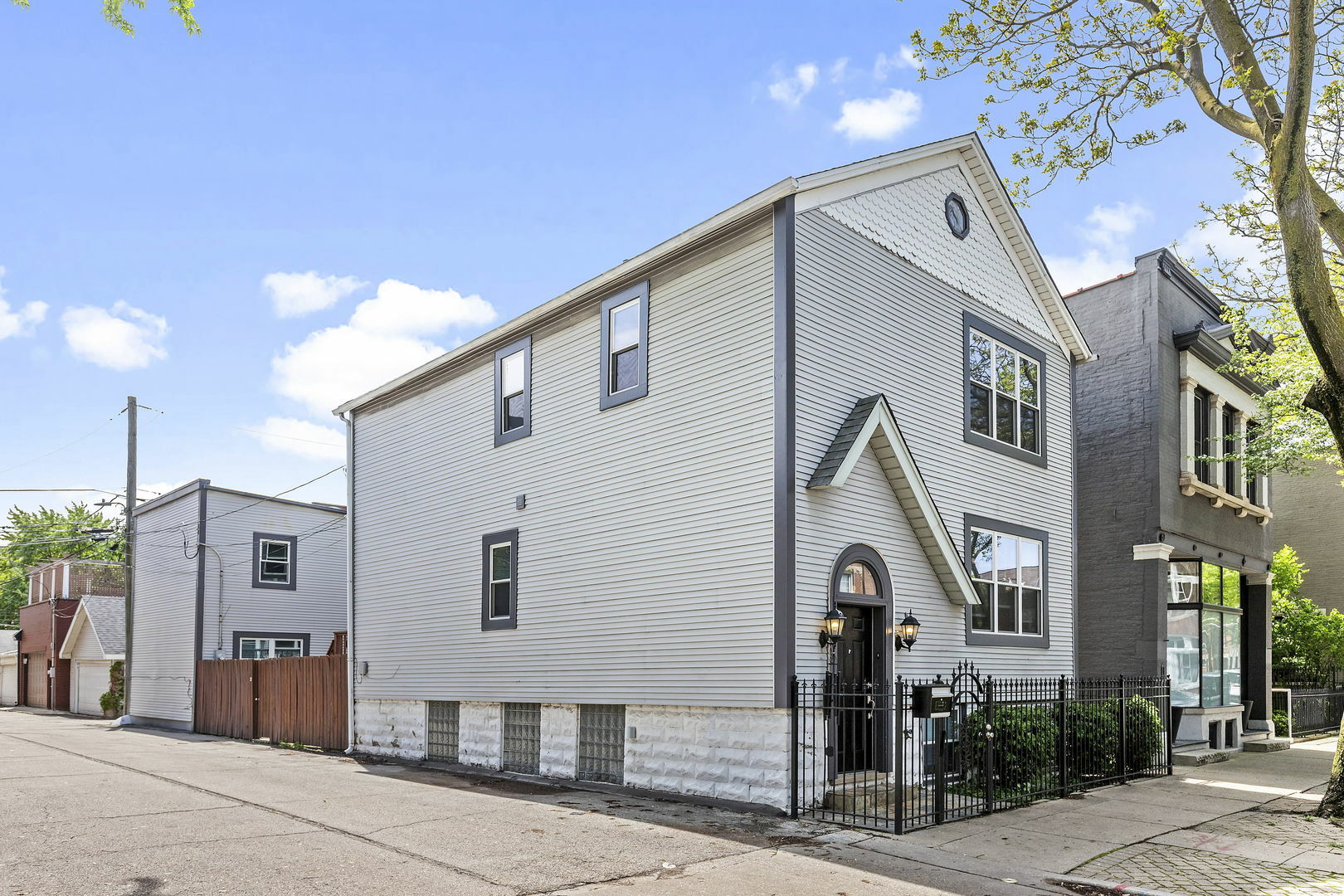 Property Photo:  1849 W Wabansia Avenue  IL 60622 