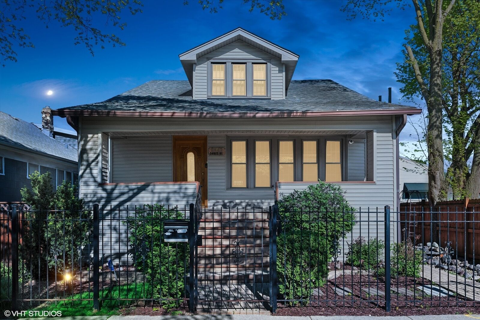 Property Photo: 2443 N Oak Park Avenue IL 60707